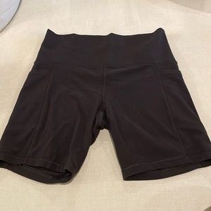 Athleta salutation stash pocket II 7” bike shorts